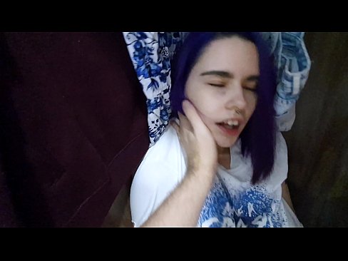 ❤️ 在衣柜里发现我的妹妹并帮助她射精 ❤️ Porn video️❤